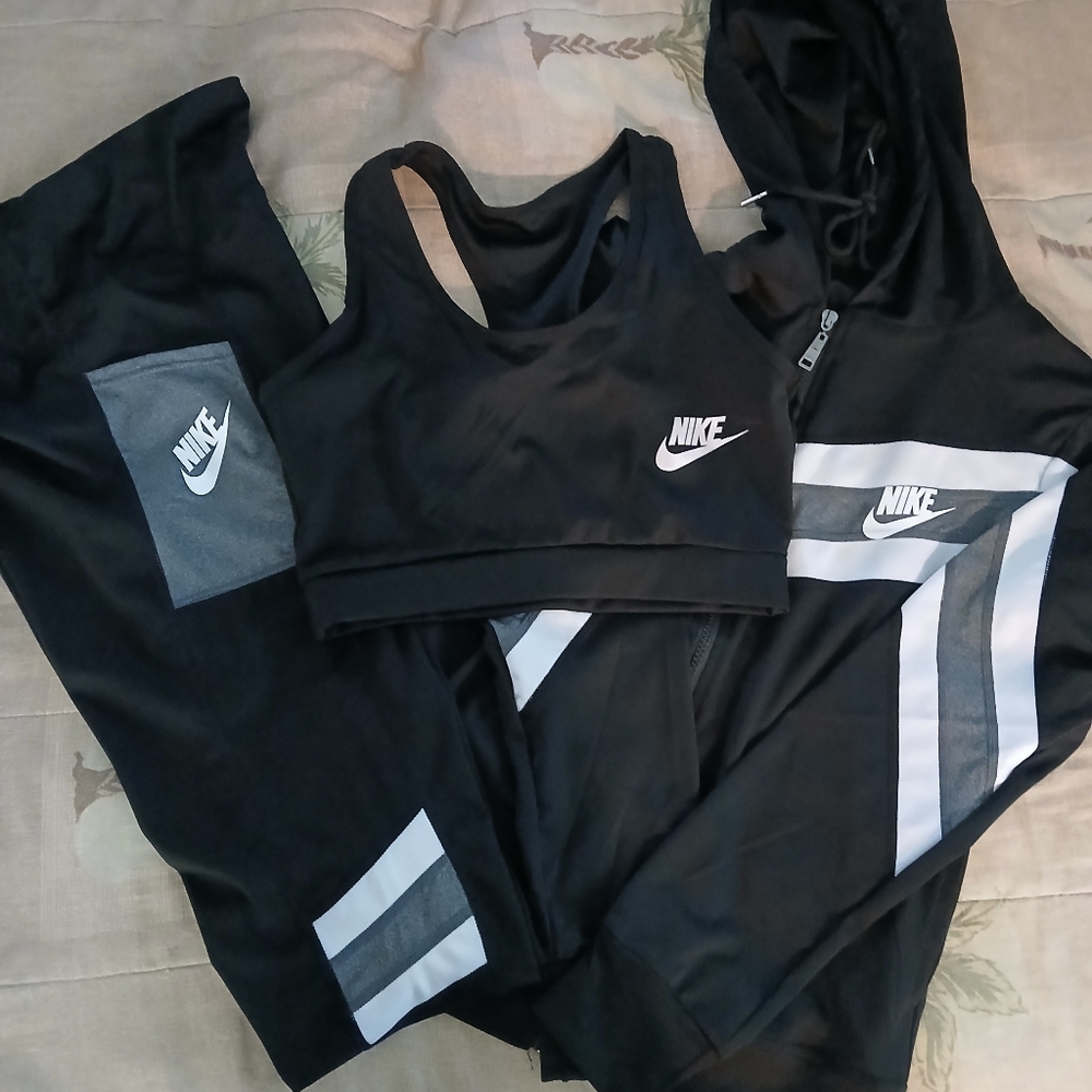 NWOT-Nike Women's Black and Gray Activewear Set